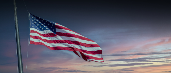 Powiewająca Flafa USA na maszcie