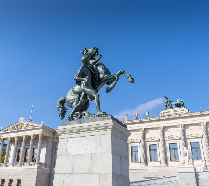 Postać z koniem - rzeźba przed gmachem parlamentu Austrii.