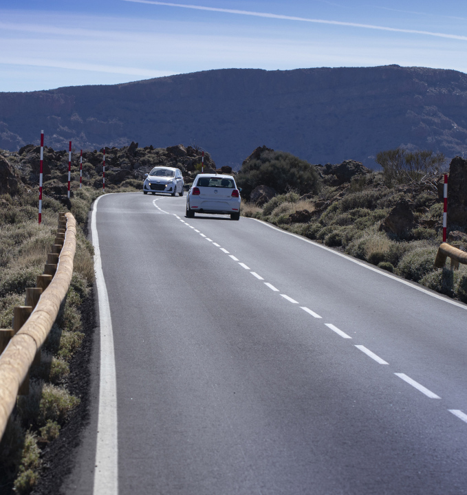 Samochody na drodze z zakrętem