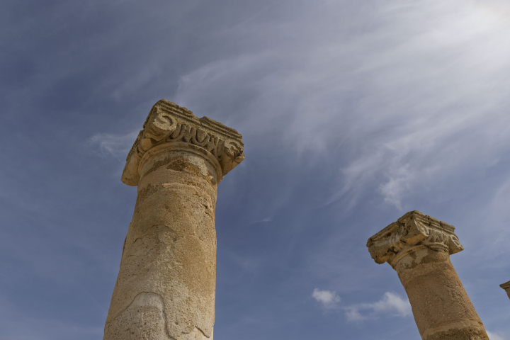 Zabytkowe Kolumny w Parku Archeologicznym Nea Pafos
