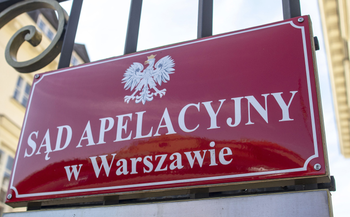 Sąd Apelacyjny w Warszawie - czerwona tablica na ogrodzeniu