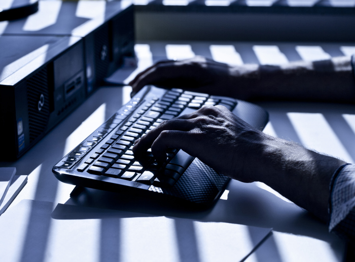 Ostre Światło Przy Pracy Na Komputerze