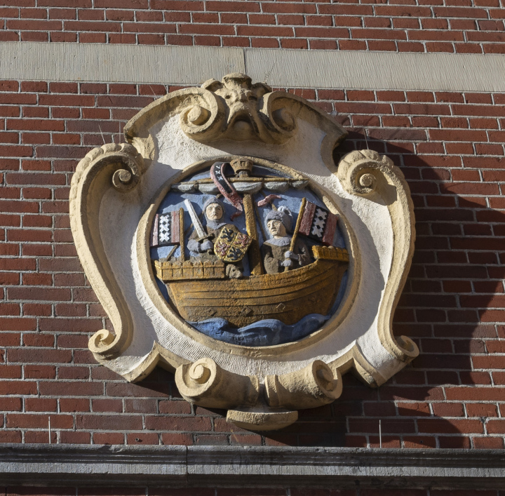 Detal architektoniczny Herb na ścianie budynku