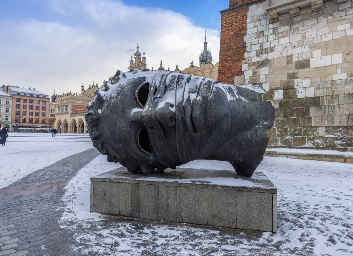 Kraków Rynek, głowa - rzeźba Igora Mitoraja