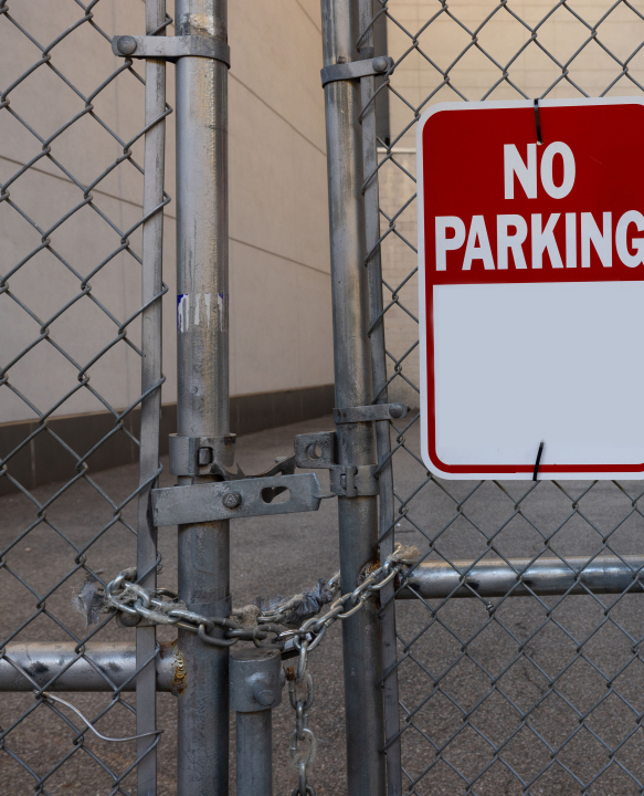 Brama zamknięta łaćuchem, zakaz parkowania
