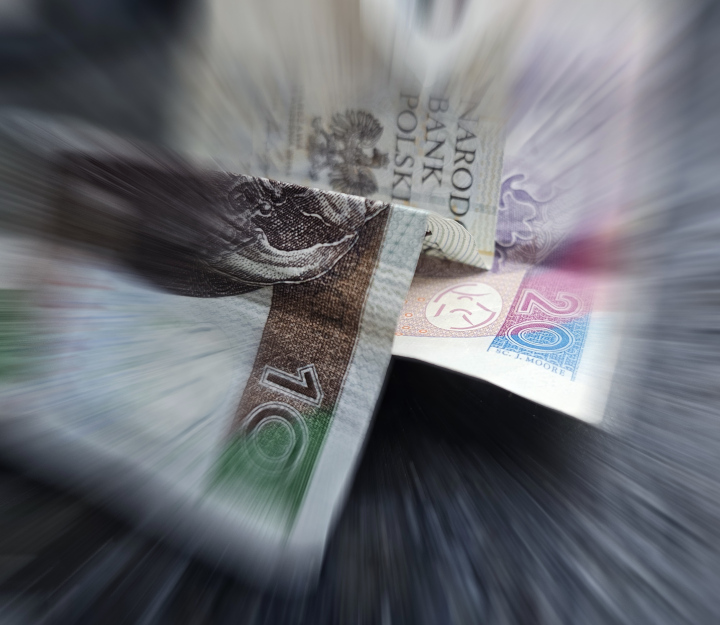Banknoty, rozmyte zdjęcie. Polski złoty, różne nominały.