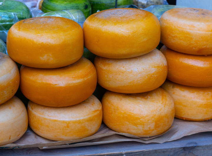 Sprzedaż twardych serów