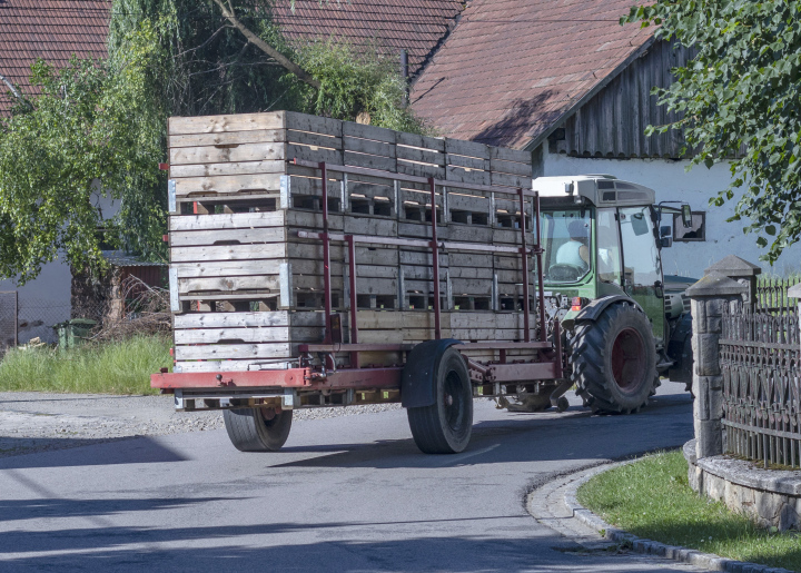 Ciągnik Rolniczy z Przyczepą