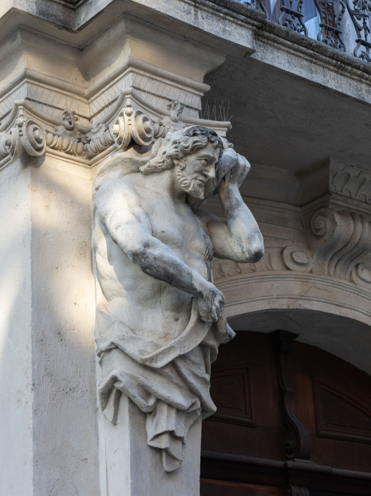 Detal Architektoniczny na Fasadzie Kamienicy w Bratysławie - zdjęcie stockowe