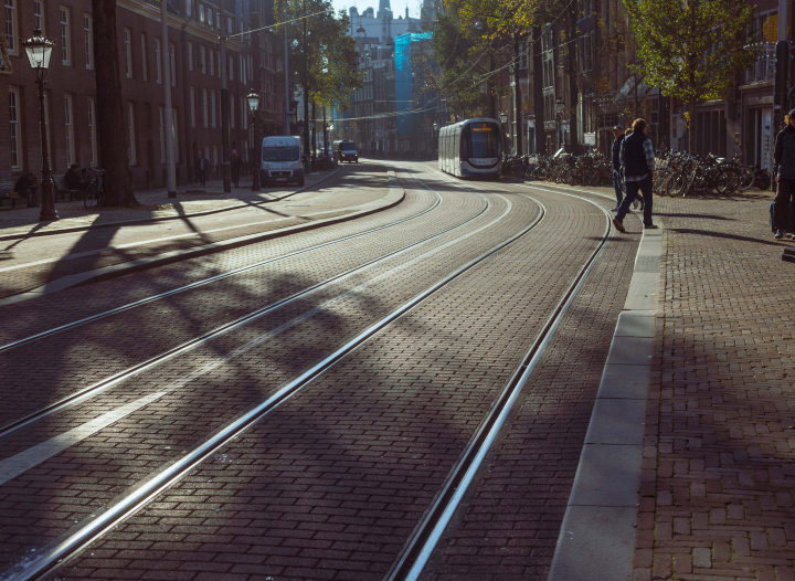Poranne słońce na ulicy w Amsterdamie