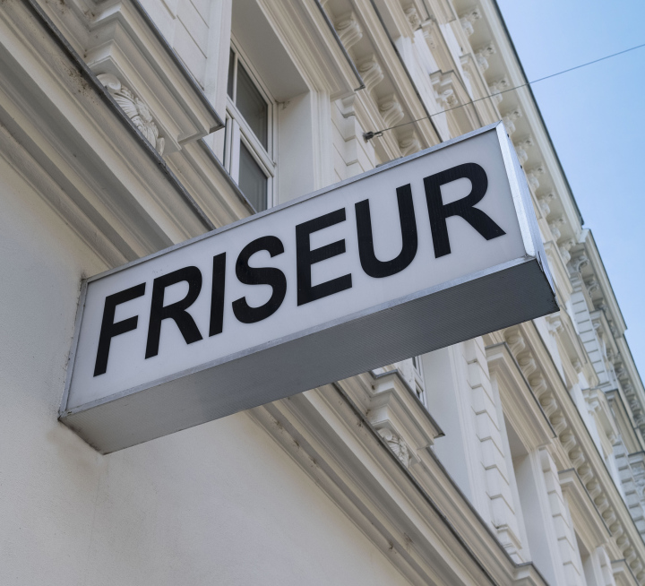 Zakład Fryzjerski, szyld na fasadzie kamienicy