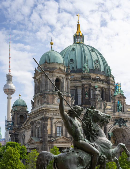 Symbole Berlina - Katedra, Pomnik Amazonki i Fernsehturm - zdjęcie stockowe