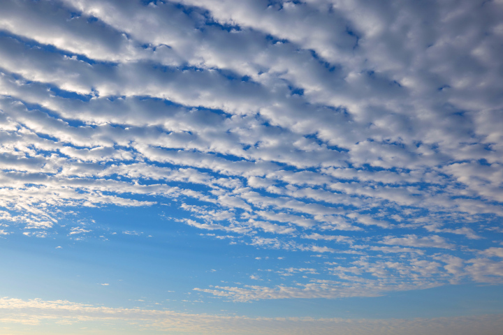 Niebieskie Niebo z Małymi obłokami - zdjęcie stockowe wysokiej rozdzielczości