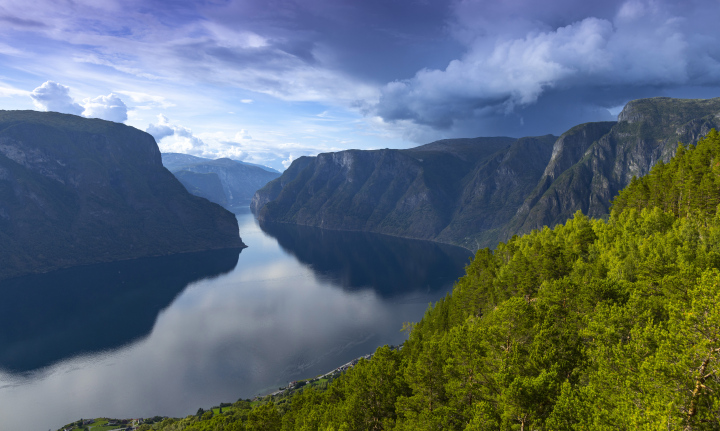 Widok na fiordy z platformy widokowej Stegastein. Norwegia.