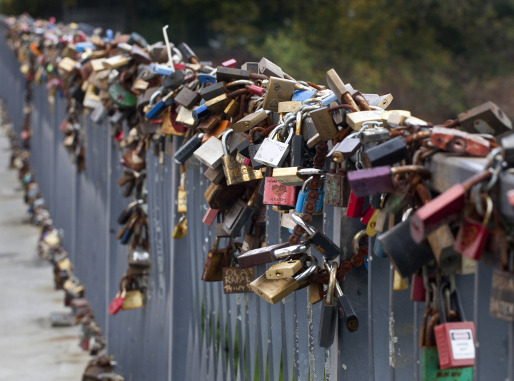 Kłódki Przytwierdzone Na Moście