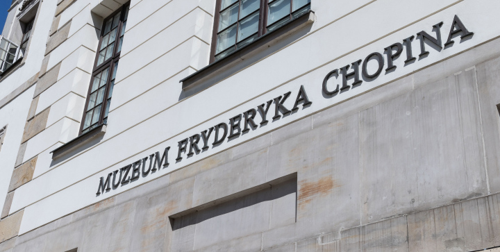 Muzeum Fryderyka Chopina - napis na fasadzie muzeum