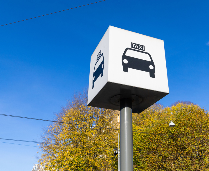 Taxi, znak, szyld w mieście.